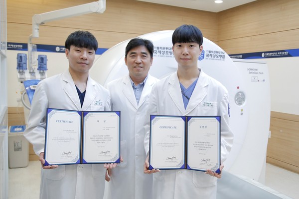 왼쪽부터 국제성모병원 영상의학팀김민종 방사선사, 김승옥 팀장, 이강산 방사선사