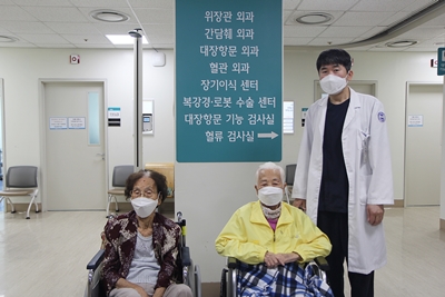 (왼쪽부터) 대장암 수술을 받고 건강을 되찾은 두남동(100), 강석분(97) 할머니와 수술을 집도한 장제호 대전을지대병원 외과 교수.