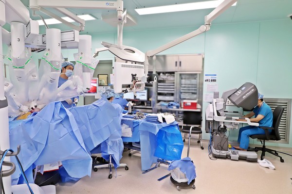 가톨릭대학교 은평성모병원 혈관이식외과 황정기 교수가 생체 신장 로봇이식술을 집도하고 있다.
