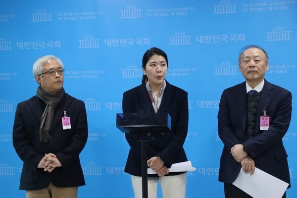 더불어민주당 신현영 의원(사진 가운데)과 서울의대 오주환 교수(왼쪽), 홍은철 교수(오른쪽)가 2월 26일 오후 국회 소통관에서 기자회견을 갖고 기자들의 질문에 대답하고 있다.