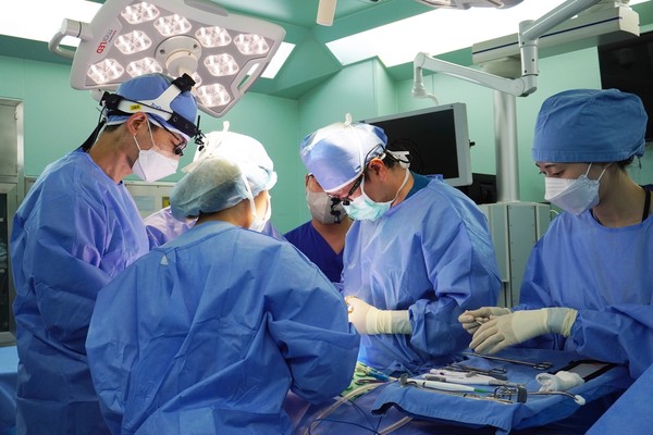 동종 성체줄기세포 기반 3D 바이오프린팅 인공 기관 이식 수술(오른쪽 인천성모병원 남인철 교수)