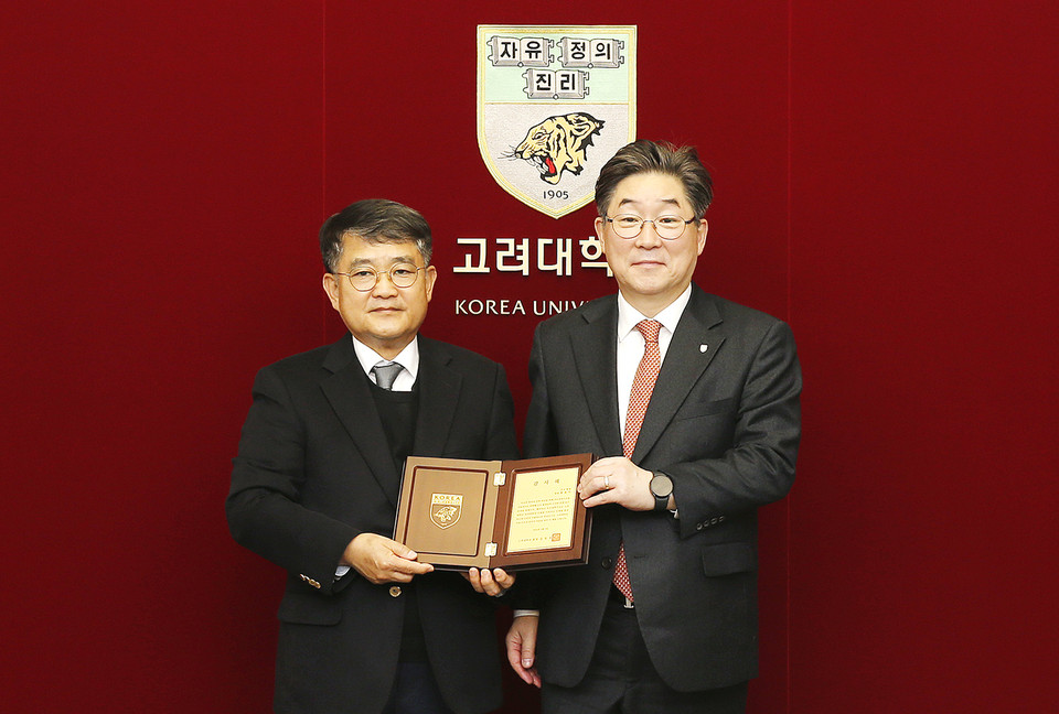 3월 6일 고려대학교 총장실에서 황종익 교우(좌)와 김동원 총장(우)이 감사패를 들고 함께 기념사진을 촬영하고 있다.