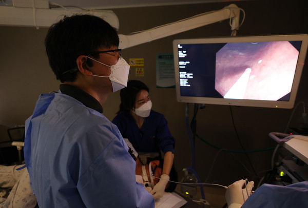 3월 21일 소화기내과 이재욱 전문의가 내시경적점막절제술(치료내시경)을 시술하고 있다.
