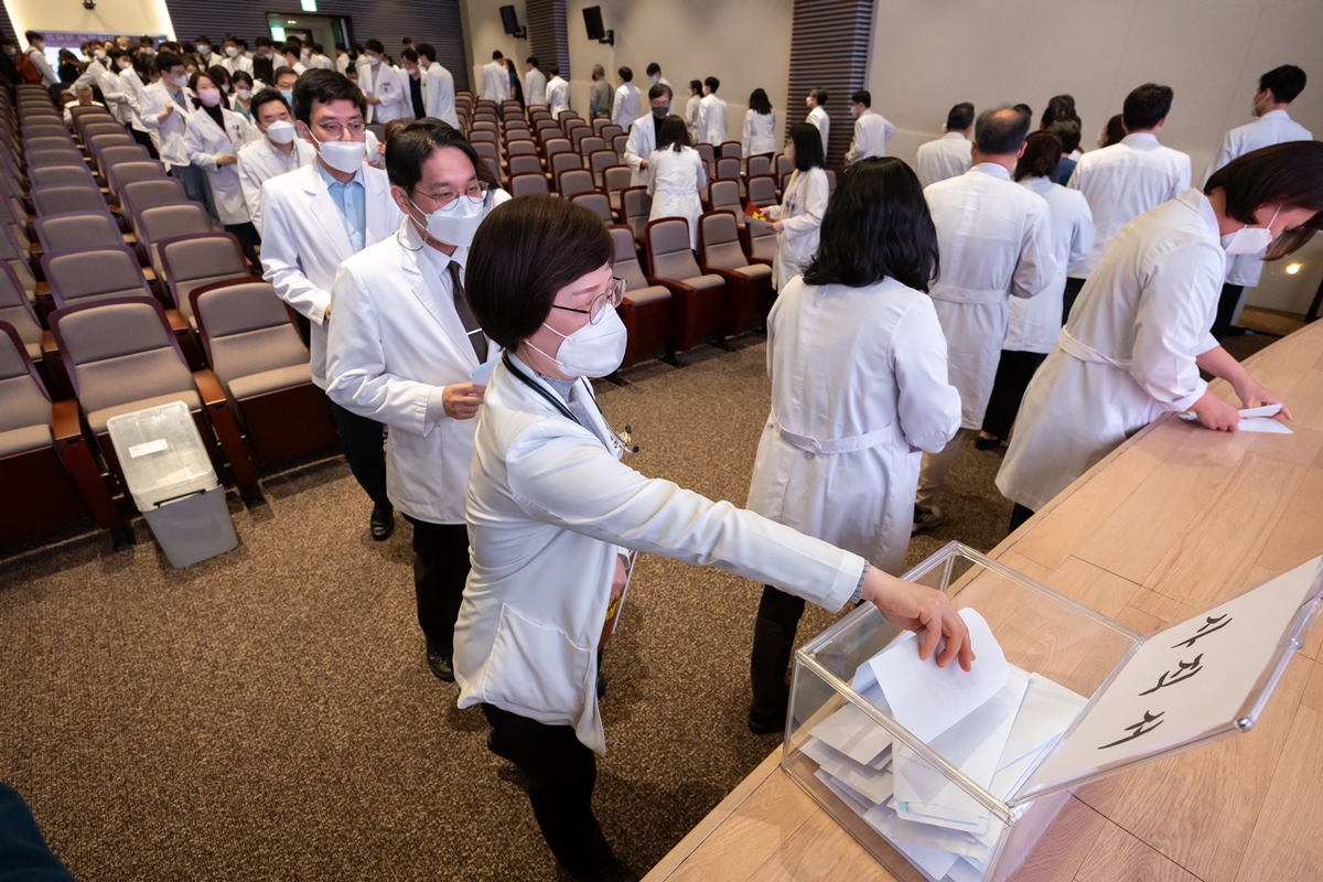 3월 25일 열린 ‘고려대학교의료원 교수 총회’에서 교수들이 사직서를 제출하고 있는 모습. (사진=연합).