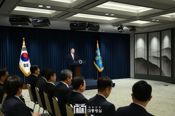 윤석열 대통령이 4월 1일 용산 대통령실에서 의대 증원 관련 '국민들께 드리는 글'을 발표하고 있다. (사진=대통령실)