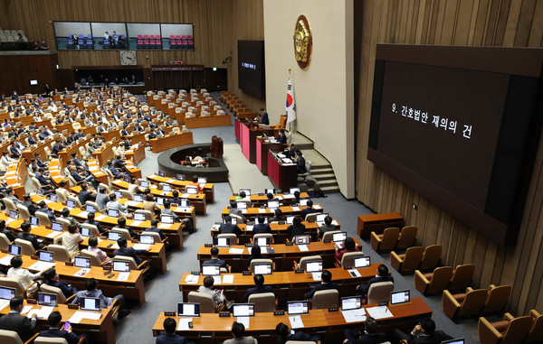 대통령이 재의를 요구한 간호법안이 지난해 5월 30일 국회 본회의에 상정돼 재투표를 거쳐 부결됐다. (사진/연합)