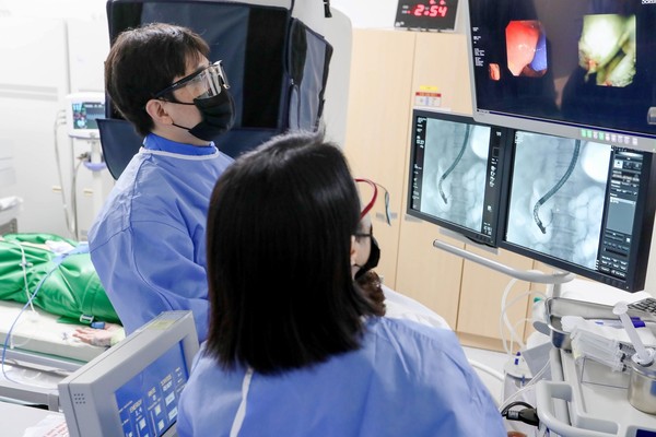 홀뮴레이저 쇄석술을 이용한 경구 담관 결석 제거술 시행 중인 소화기내과 김광민 교수