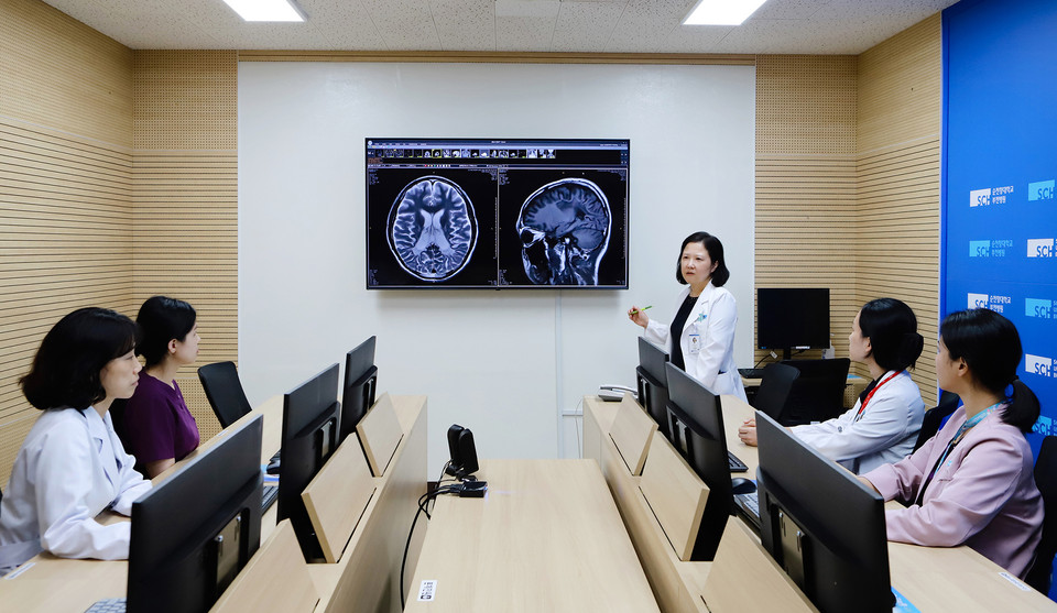 순천향대 부천병원 소아청소년과 신영림 교수(희귀질환 클리닉장)를 비롯한 희귀질환 클리닉 다학제 의료진이 희귀질환 환아를 대상으로 다학제 진료를 시행하고 있다.