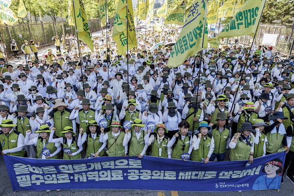 전국보건의료산업노동조합은 8월 14일 세종 정부청사 앞에서 전국에서 1천여명의 조합원이 참여한 가운데 총력투쟁 결의대회를 개최했다.(사진=보건의료노조 제공)