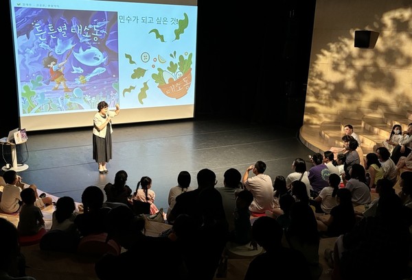 해늘문화예술교육연구소 김서연씨가 암 예방 습관 ‘튼튼별 대소동’을 주제로 ‘키즈리본’ 캠페인에 참여한 소아청소년들에게 동화구연을 선보이고 있다.