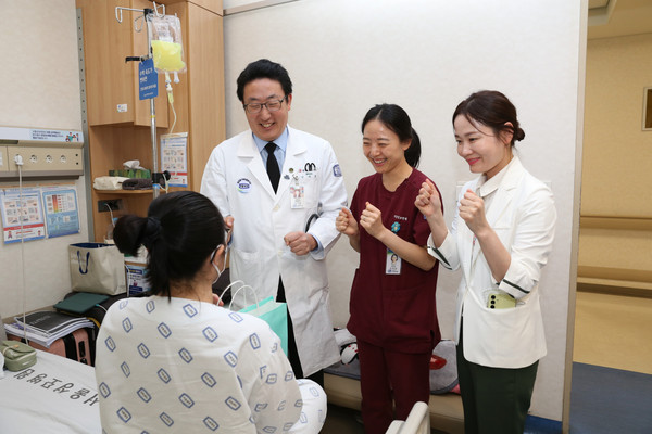 수능 하루 전(11월 13일) 서울성모병원 의료진이 갑작스러운 혈액암 진단으로 입원 치료가 필요하여 병원에서 시험을 치르게 될 수험생을 응원하고 있다. 좌측부터 혈액내과 민기준 교수, 신지선 간호사, 윤선희 병동 UM 간호사.