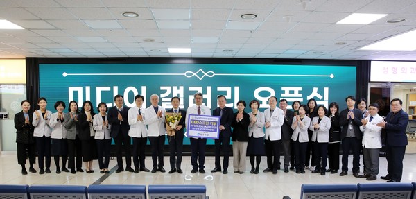 전남대학교병원은 정신 병원장 등 보직자와 고병일 광주은행장 등이 참석한 가운데 LED전광판 전달식을 가졌다.