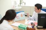 정훈 서울시북부병원 신장센터 과장이 환자에게 신우신염에 대해 설명하고 있다.