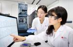 LG화학 생명과학사업본부 연구원들이 바이오분석을 수행하고 있다.