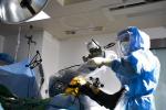 세란병원 인공관절센터 궁윤배 부장이 인공관절 수술로봇 '마코'를 이용해 수술을 진행하고 있다.