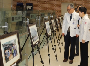 김권배 동산의료원장(사진 왼쪽)과 김진희 동산의료선교복지회장이 전시된 사진을 둘러보고 있다.