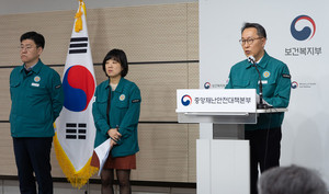 3월 13일 정부세종청사에서 브리핑을 하고 있는 박민수 차관.