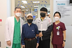 왼쪽부터 김시현 교수, 환자 고 모씨와 가족, 이효진 로봇수술센터 코디네이터