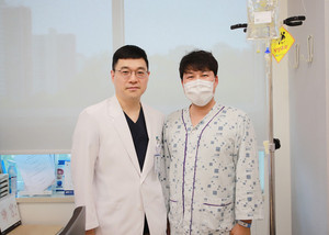 순천향대 부천병원 비뇨의학과 이상욱 교수(좌측)와 수술 후 회복한 환자 이 씨
