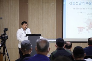 인하대병원 비뇨의학과 강동혁 교수가 전립선암 수술에 대해 강연을 진행하고 있다.