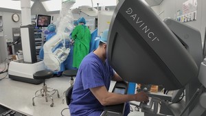 화순전남대학교병원 내분비외과 나용민 교수가 수술로봇 ‘다빈치SP’로 유방암 수술을 진행하고 있다.
