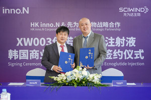 HK이노엔 곽달원 대표와 중국 사이윈드 하이 판 대표(사진 왼쪽부터)