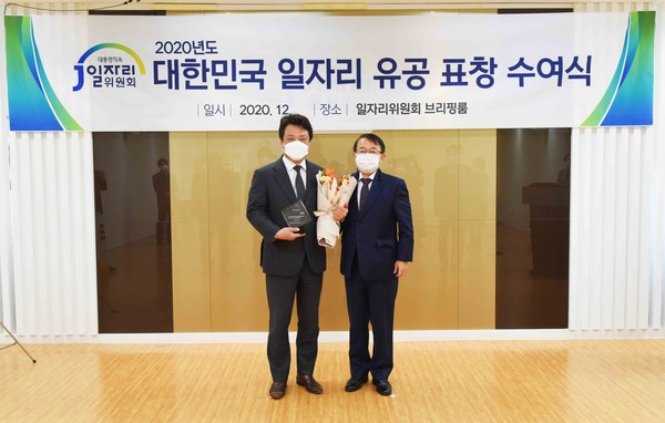 왼쪽부터 이왕준 명지병원 이사장, 김용기 일자리위원회 부위원장