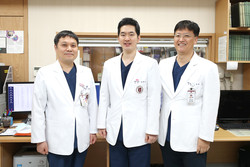 사진 오른쪽부터 심혈관센터 김진원, 강동오 교수, 핵의학과 어재선 교수
