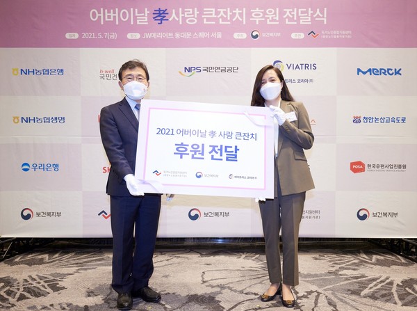권덕철 보건복지부 장관(사진 왼쪽)과 비아트리스 코리아 이혜영 대표