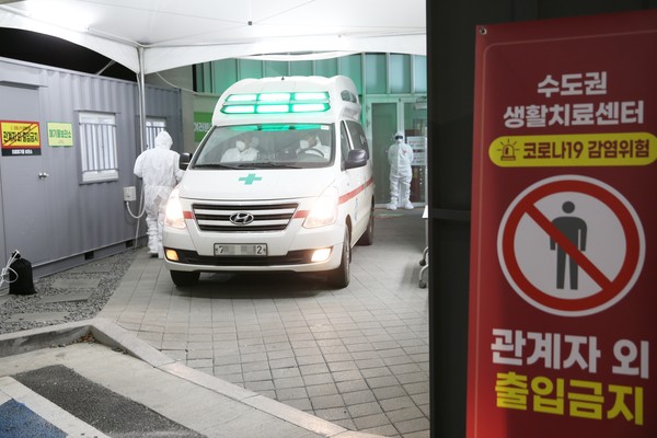 지난해 겨울 개소했던 서울시립대 생활치료센터에 확진자가 엠뷸런스를 타고 입소하는 모습이다.