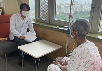 한림대성심병원 경기남부금연지원센터 금연클리닉 의료진이 입원 환자에게 금연상담을 진행하는 모습.