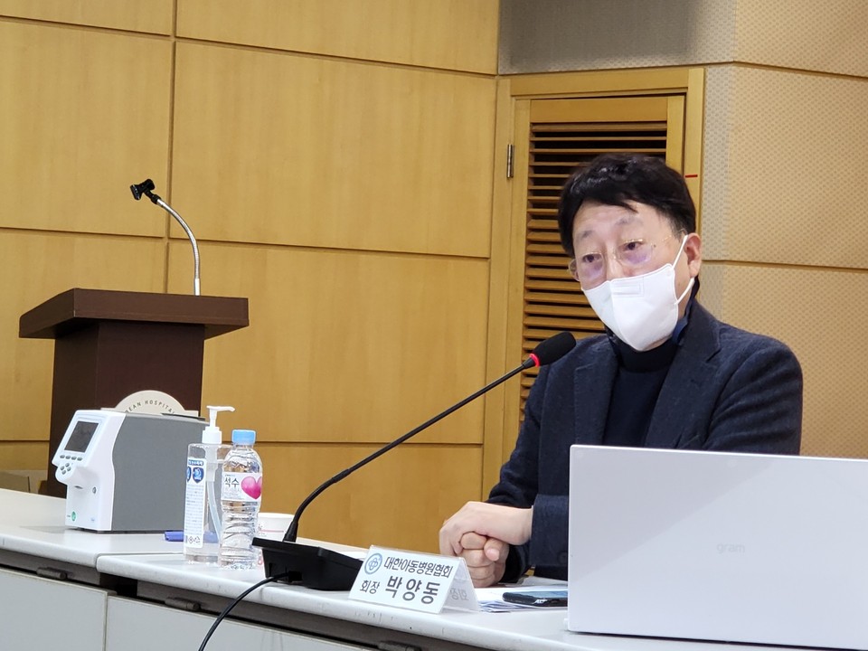 박양동 대한아동병원협회 회장이 긴급 기자회견에서 소아청소년을 위한 비상진료체계 구축을 촉구하고 있다.