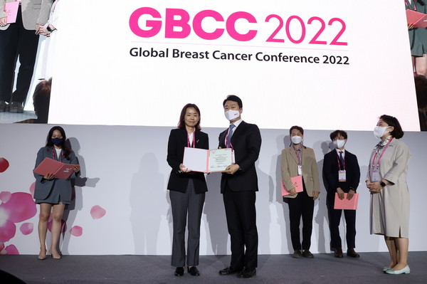 그랜드워커힐 서울에서 개최된 세계유방암학술대회 ‘GBCC 2022’에서 용인세브란스병원 유방외과 김주흥 교수가 ‘우수 포스터 구연상(Good Poster Presentation)’을 수상했다.