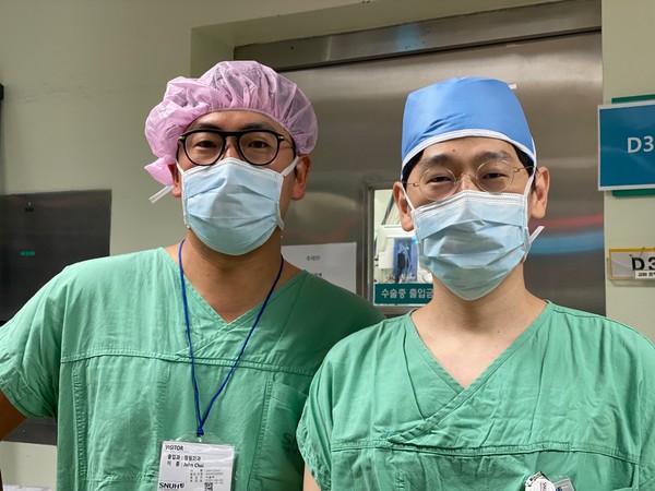 호주 페닌슐라사립병원 존 초이 박사와 서울대병원 장삼열 교수(사진 왼쪽부터)