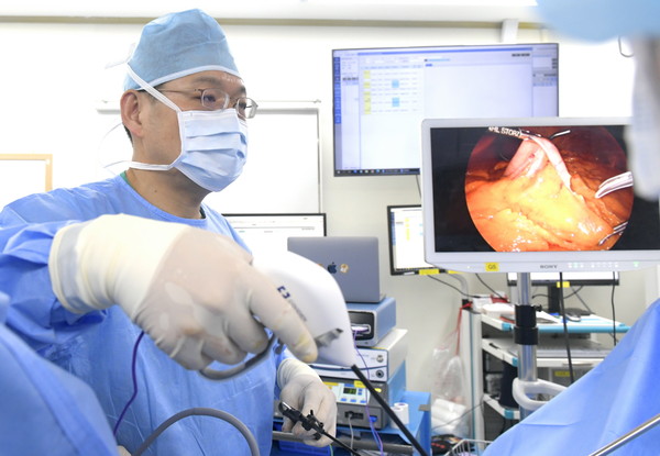 강남세브란스병원 비만대사다학제클리닉 안수민 센터장(소아외과)이 비만대사수술을 실시하고 있다.