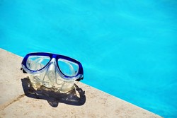 물놀이를 할 때는 콘택트렌즈보다는 수경이나 안경을 착용하는 것이 좋다(사진=언스플래시)