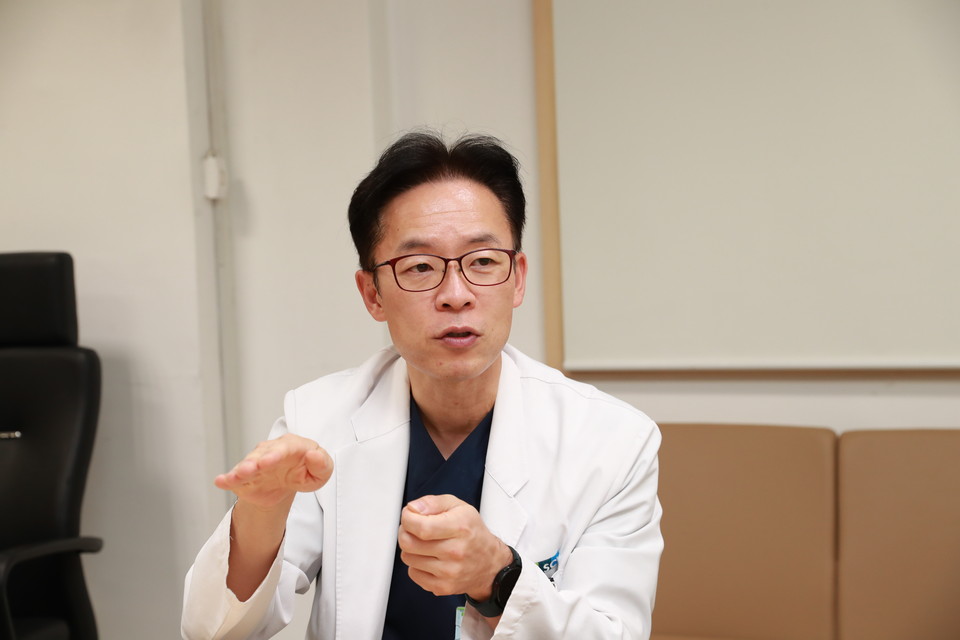 저온올가미절제술을 설명하고 있는 김현건 교수