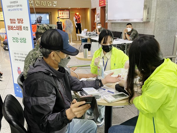 인하대병원 인천권역 심뇌혈관질환센터가 인천 연안여객터미널에서 ‘심뇌혈관 튼튼 캠페인’을 진행하고 있다.