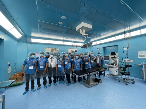 타지키스탄 의료진 18명이 베스티안병원에서 화상치료 연수교육을 받았다. 수술방을 견학하고 단체사진을 찍는 모습.