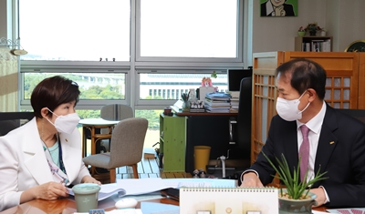 전혜숙 더불어민주당 의원(왼쪽)과 박태근 대한치과의사협회장. (사진제공: 치협).