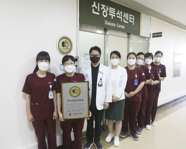 의정부성모병원 신장투석센터 의료진들이 우수 인공신장실 인증을 기념하고 있다.