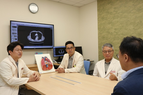 사진 왼쪽부터 삼성서울병원 폐식도외과 김홍관, 박성용, 심영목 교수