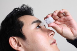 흔히 인공눈물약 점안을 안구건조증의 치료로 알고 있지만, 근본 원인을 해소하려면 눈꺼풀 염증을 치료해야 한다.