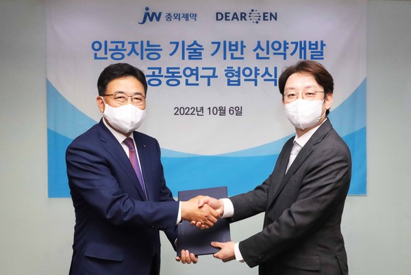 신영섭 JW중외제약 대표이사와 강길수 디어젠 대표이사(사진 왼쪽부터)