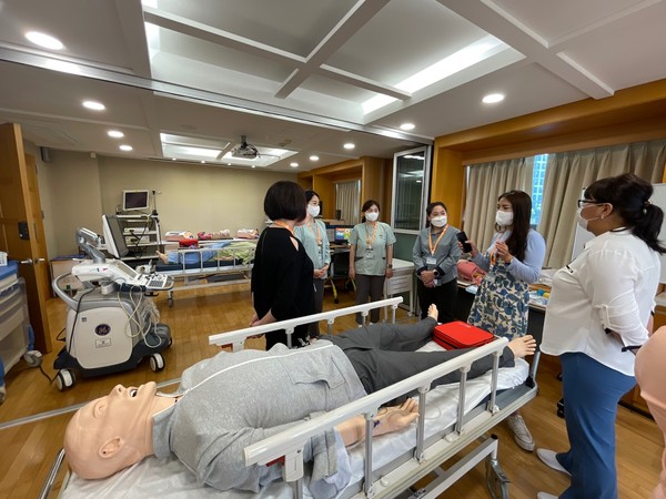 환자 중심 간호 서비스 품질관리 교육을 듣고 있는 몽골 국립진단치료센터 실무자들