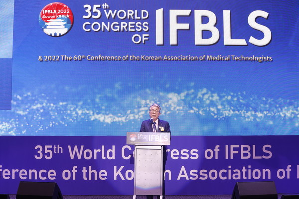 IIFBLS 2022 대회장인 장인호 대한임상병리사협회장이 개회사를 하고 있다.