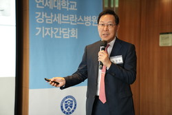 10월 12일 기자간담회에서 새병원 건립 계획에 대해 설명하고 있는 송영구 병원장.