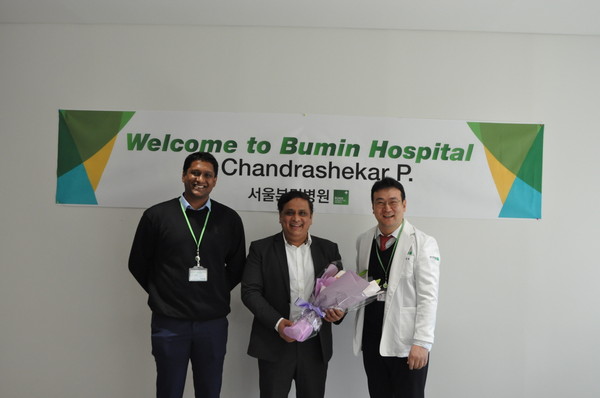 서울부민병원에서 로봇인공관절 연수를 받고 있고 있는 Dr. 압지히트 라빈드라(왼쪽)