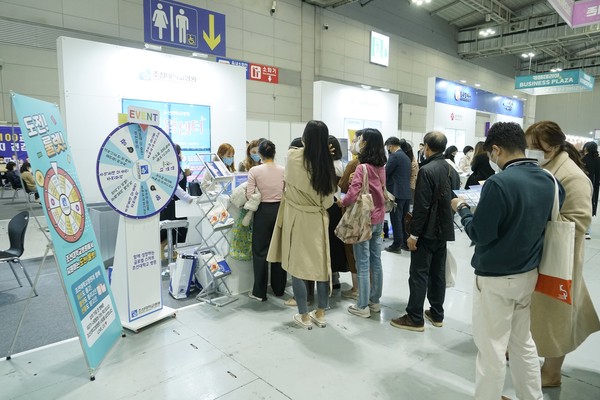 '2022 광주메디헬스산업전'에 참여한 조선대병원 부스를 방문한 참관객들