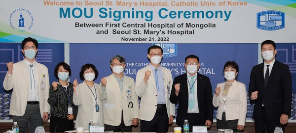 서울성모병원과 몽골국립 제1중앙병원 주요 관계자들이 지난 11월 21일 오후 본관 21층 대회의실에서 조혈모세포이식(BMT)센터 기술 전수 협력을 이어나가기 위한 업무협약을 체결한 후 기념사진을 찍었다.